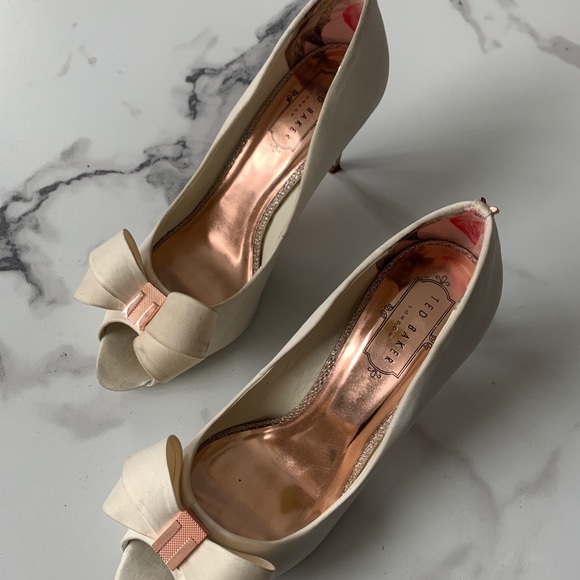 Ted Baker White, Bow Heels - Picture 1 of 6
